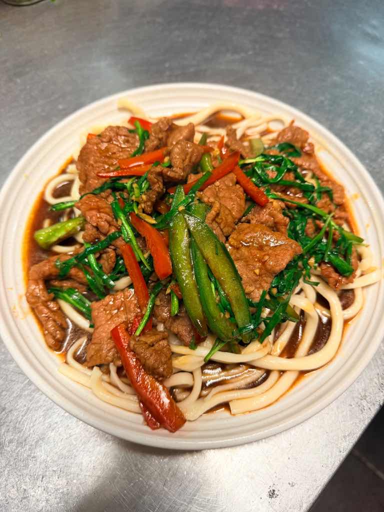 Beef Tossed Noodles · 牛肉韭菜拌面