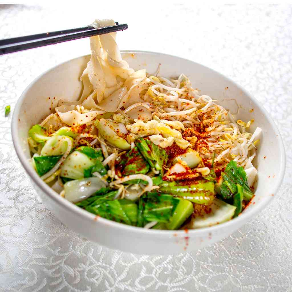 Wide Noodle spilled with boiling oil · 油泼面