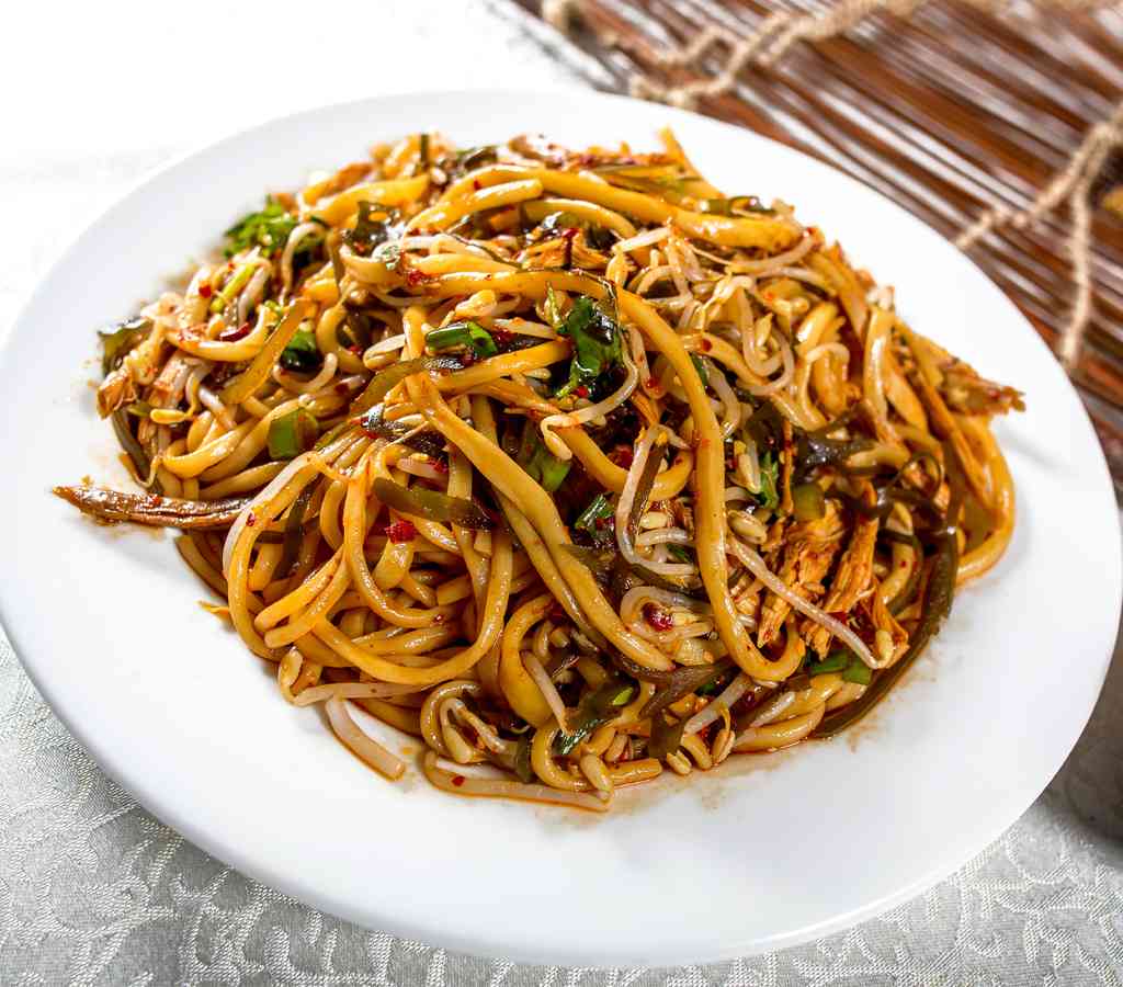 Spicy cold Noodle with Chicken & Kelps & Bean Sprout · 特色凉面
