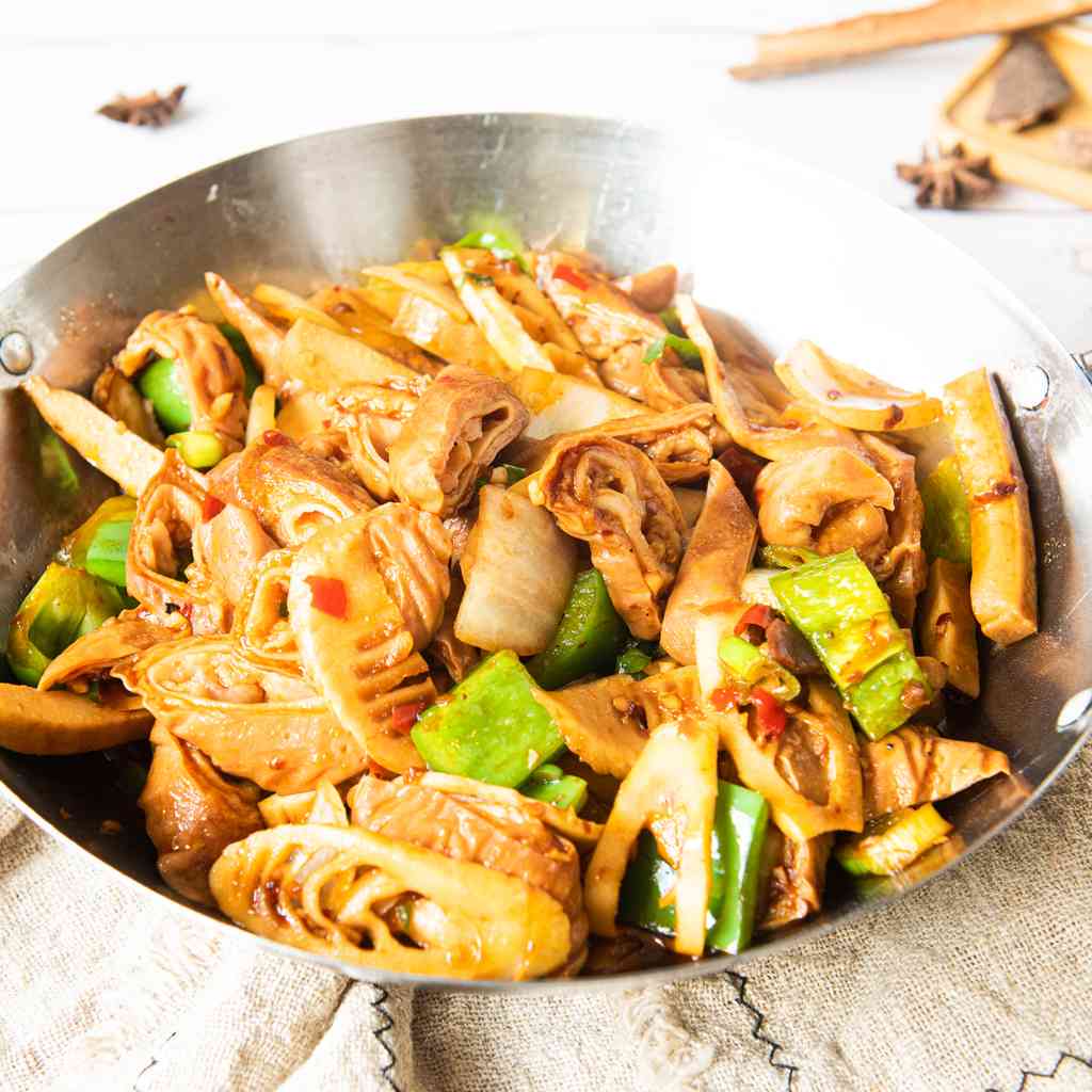 Pork Intestines in hot pot · 干锅肥肠