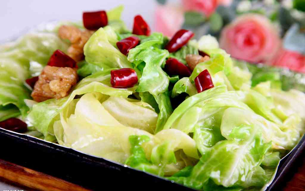 Fried Cabbage with Pork and Chilli · 手撕包菜