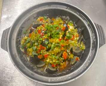 Rolling preserved egg · 擂皮蛋