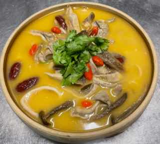 antler mushroom with pork stomach soup · 鹿茸菌烩猪肚
