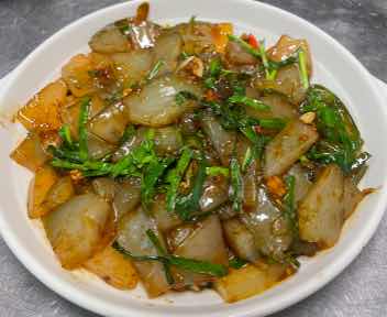 Stir-fried cold noodles with chives · 铁锅炒凉粉