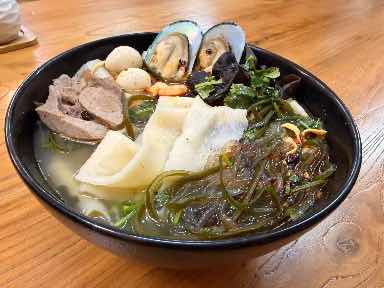 Three Delicacies Stewed Noodles · 三鲜烩面