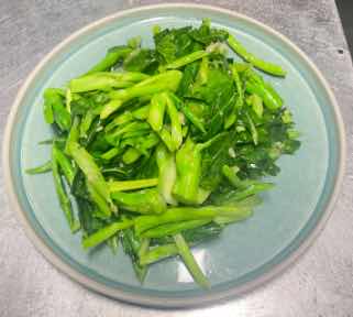 Fried Chinese broccoli with garlic · 蒜蓉芥兰